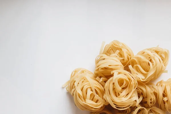 Mucchio Tagliatelle Crude Sfondo Bianco — Foto Stock