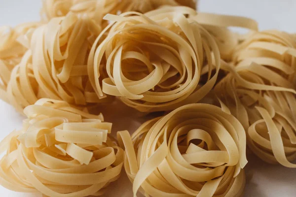 Mucchio Tagliatelle Crude Primo Piano Concetto Cibo Amido — Foto Stock