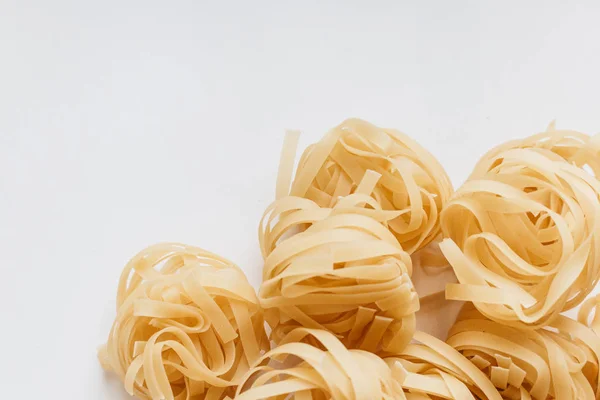 Mucchio Tagliatelle Crude Sfondo Bianco — Foto Stock