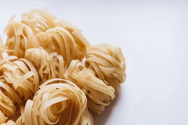 Mucchio Tagliatelle Crude Sfondo Bianco — Foto Stock