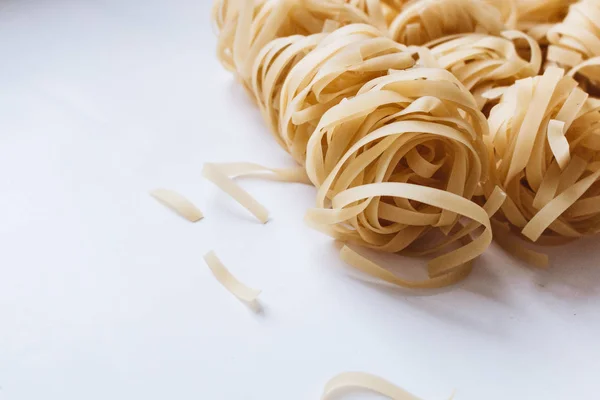 Mucchio Tagliatelle Crude Sfondo Bianco — Foto Stock