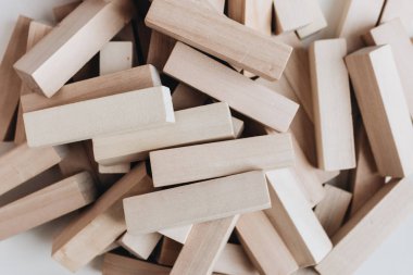 Jenga masa oyunu için küçük ahşap bloklar yığını 