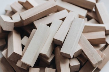 Jenga masa oyunu için küçük ahşap bloklar yığını 