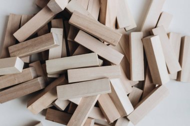 Jenga masa oyunu için küçük ahşap bloklar yığını 