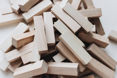 Jenga masa oyunu için küçük ahşap bloklar yığını 