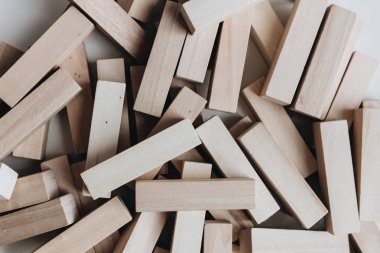 Jenga masa oyunu için küçük ahşap bloklar yığını 