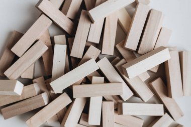 Jenga masa oyunu için küçük ahşap bloklar yığını 
