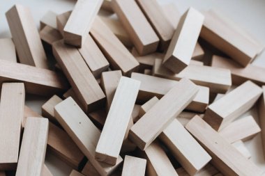 Jenga masa oyunu için küçük ahşap bloklar yığını 