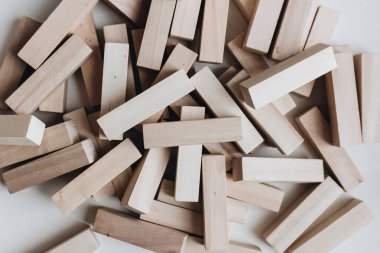 Jenga masa oyunu için küçük ahşap bloklar yığını 