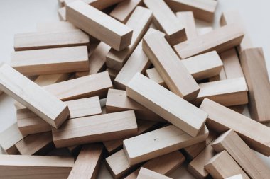 Jenga masa oyunu için küçük ahşap bloklar yığını 
