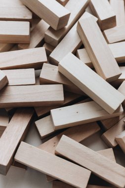 Jenga masa oyunu için küçük ahşap bloklar yığını 