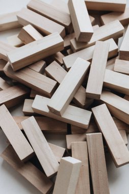 Jenga masa oyunu için küçük ahşap bloklar yığını 