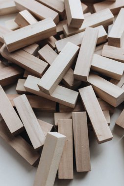 Beyaz arka plan üzerinde Jenga masa oyunu için küçük ahşap bloklar yığını