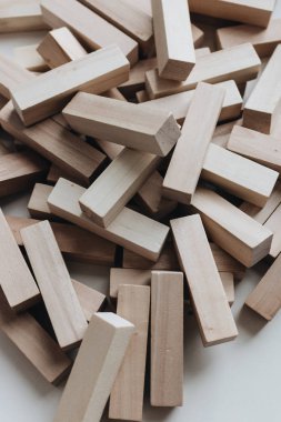 Jenga masa oyunu için küçük ahşap bloklar yığını 