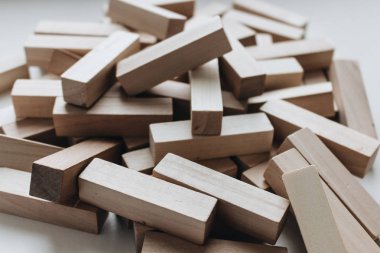 Beyaz arka plan üzerinde Jenga masa oyunu için küçük ahşap bloklar yığını