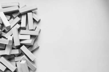 Jenga masa oyunu beyaz arka plan, siyah ve beyaz için küçük ahşap bloklar yığını