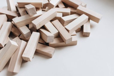 Beyaz arka plan üzerinde Jenga masa oyunu için küçük ahşap bloklar yığını