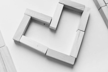 kalp küçük ahşap bloklar Jenga masa oyunu, beyaz arka planı için yapılmış. Siyah ve beyaz