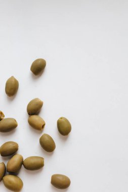 beyaz zemin üzerine lezzetli yeşil zeytin yığını