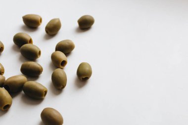 beyaz zemin üzerine lezzetli yeşil zeytin yığını