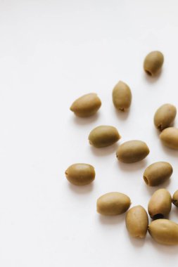 beyaz zemin üzerine lezzetli yeşil zeytin yığını