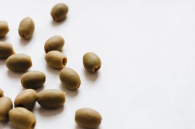 beyaz zemin üzerine lezzetli yeşil zeytin yığını