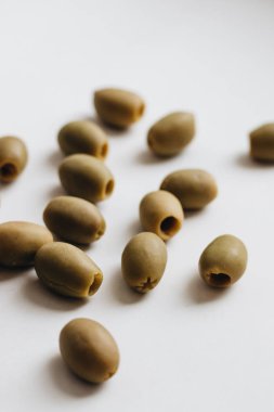 beyaz zemin üzerine lezzetli yeşil zeytin yığını