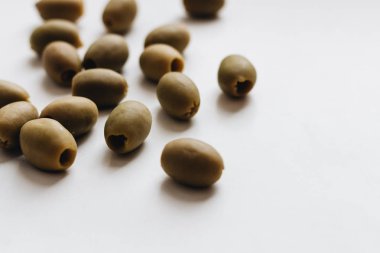 beyaz zemin üzerine lezzetli yeşil zeytin yığını