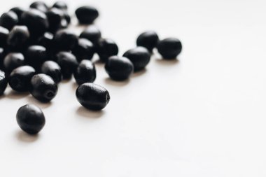 beyaz zemin üzerine lezzetli Siyah Zeytin yığını