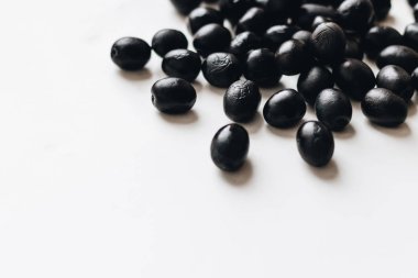 beyaz zemin üzerine lezzetli Siyah Zeytin yığını