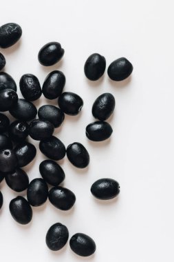 beyaz zemin üzerine lezzetli Siyah Zeytin yığını