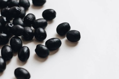 beyaz zemin üzerine lezzetli Siyah Zeytin yığını