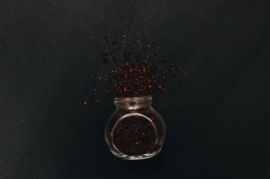 siyah zemin üzerine kırmızı baharat ile küçük cam olabilir