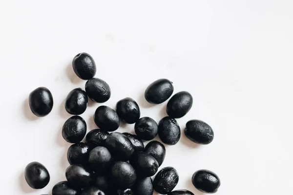 Pila Deliciosas Aceitunas Negras Sobre Fondo Blanco — Foto de Stock