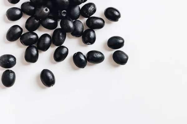 Pila Deliciosas Aceitunas Negras Sobre Fondo Blanco — Foto de Stock