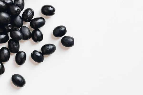 Pila Deliciosas Aceitunas Negras Sobre Fondo Blanco — Foto de Stock