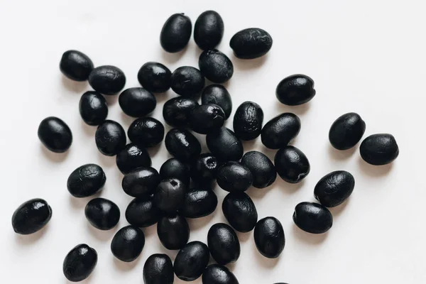 Pila Deliciosas Aceitunas Negras Sobre Fondo Blanco — Foto de Stock