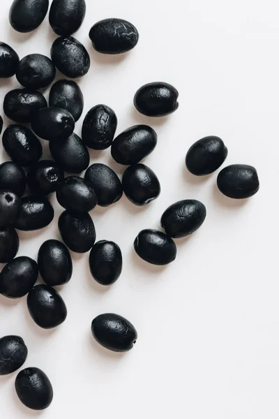 Pila Deliciosas Aceitunas Negras Sobre Fondo Blanco — Foto de Stock