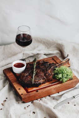 ahşap tahta üzerinde rosemary ile lezzetli ızgara sığır eti biftek