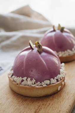 ahşap masa, tatlı tatlı üzerinde iki lezzetli kek 