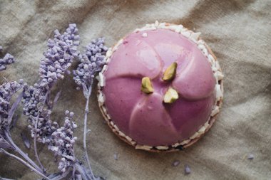 şekerli tatlı lavanta çiçekleri ile süslenmiş kumaş üzerine lezzetli pasta 