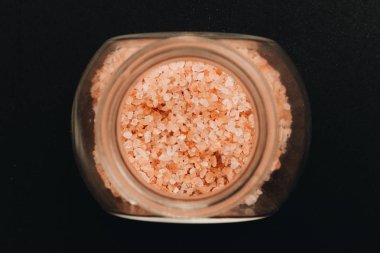 siyah arka plan üzerine aromalı tuz ile cam olabilir