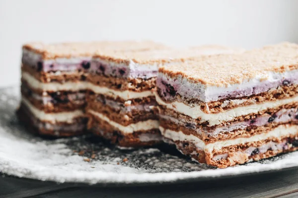 Três Pedaços Bolo Delicioso Com Açúcar Placa — Fotografia de Stock