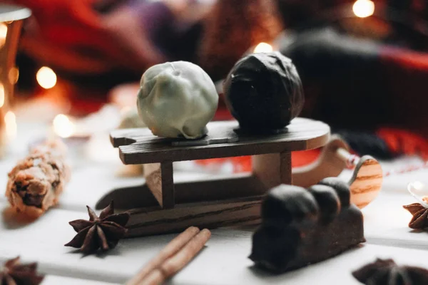 小さな木製のそり クリスマスの装飾のチョコレートのお菓子 — ストック写真
