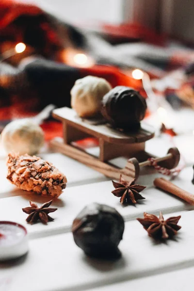 Κεράσματα Σοκολάτας Στο Μικρό Ξύλινο Έλκηθρο Χριστουγεννιάτικη Διακόσμηση — Φωτογραφία Αρχείου