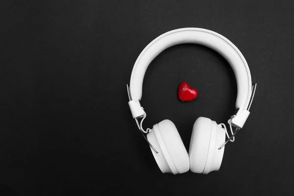 White Headphones Small Red Heart Decoration Black Background Valentine Day — Stock Photo, Image