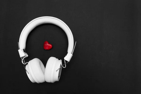White Headphones Small Red Heart Decoration Black Background Valentine Day — Stock Photo, Image