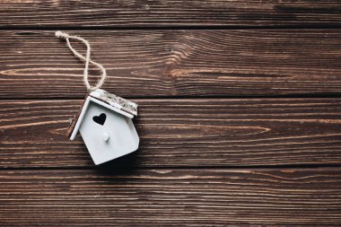 ahşap plakalar arka plan üzerinde şirin küçük Dekoratif Kuş yuvası