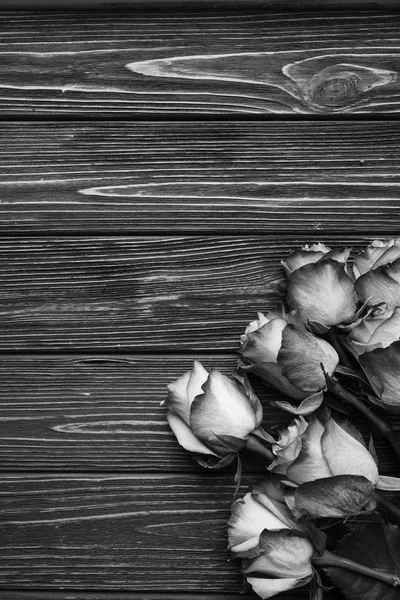Schöne Rosen Strauß Auf Holzplanken Hintergrund Schwarz Und Weiß — Stockfoto