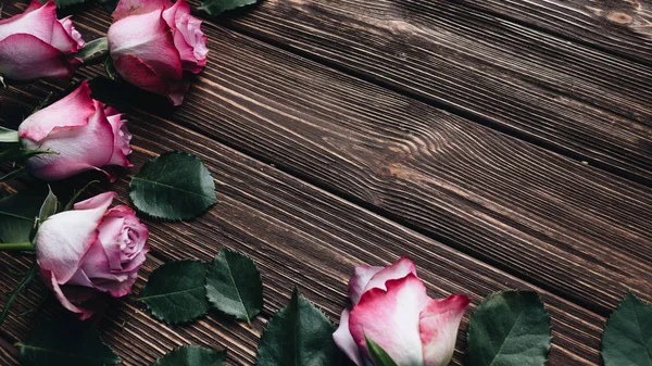 Schöne Rosa Rosen Auf Holzplanken Hintergrund Valentinskarte Hintergrund — Stockfoto